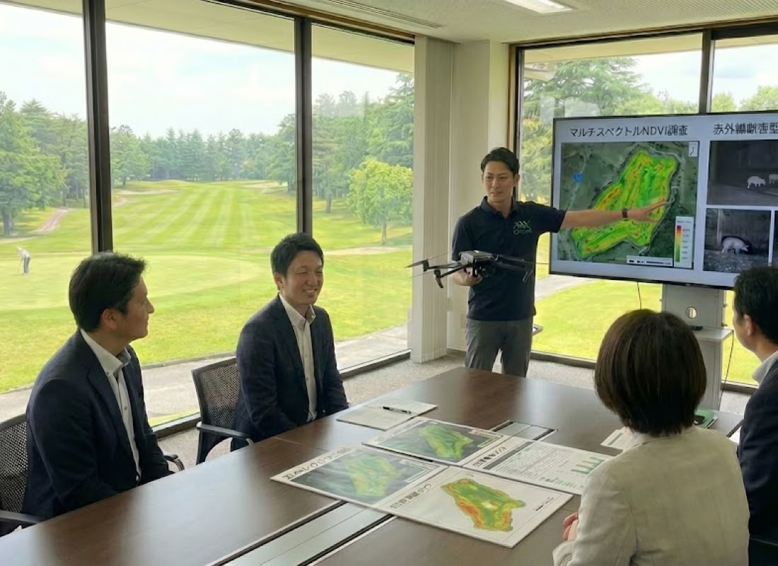 本サービスをお客様へ紹介している様子